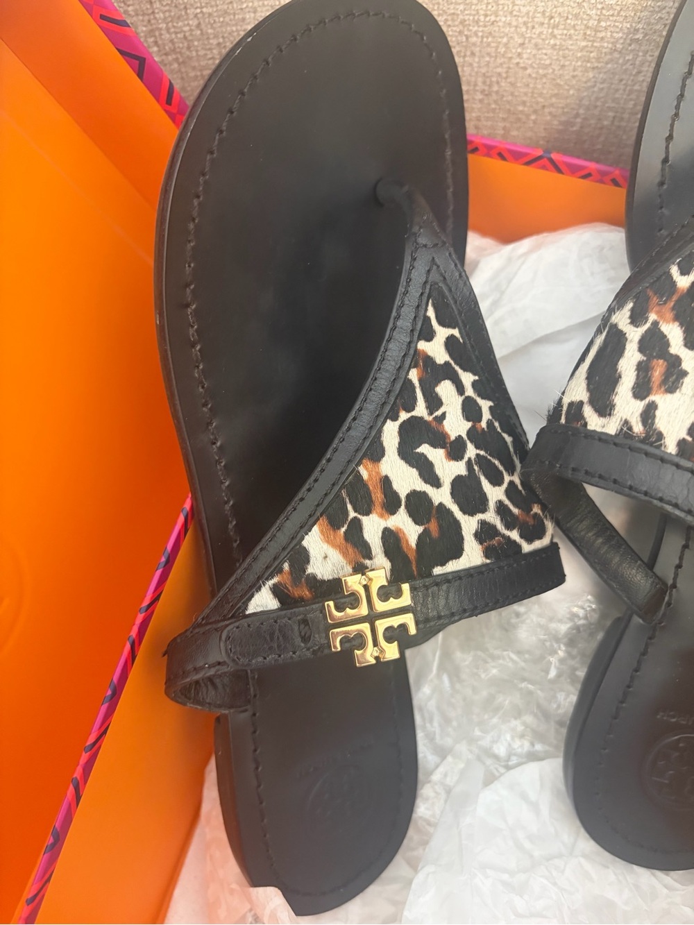 Tory Burch Eloise Flat Thong Sandals Printed Hair Calf Reva Leopard Black 9 - Picture 2 of 6